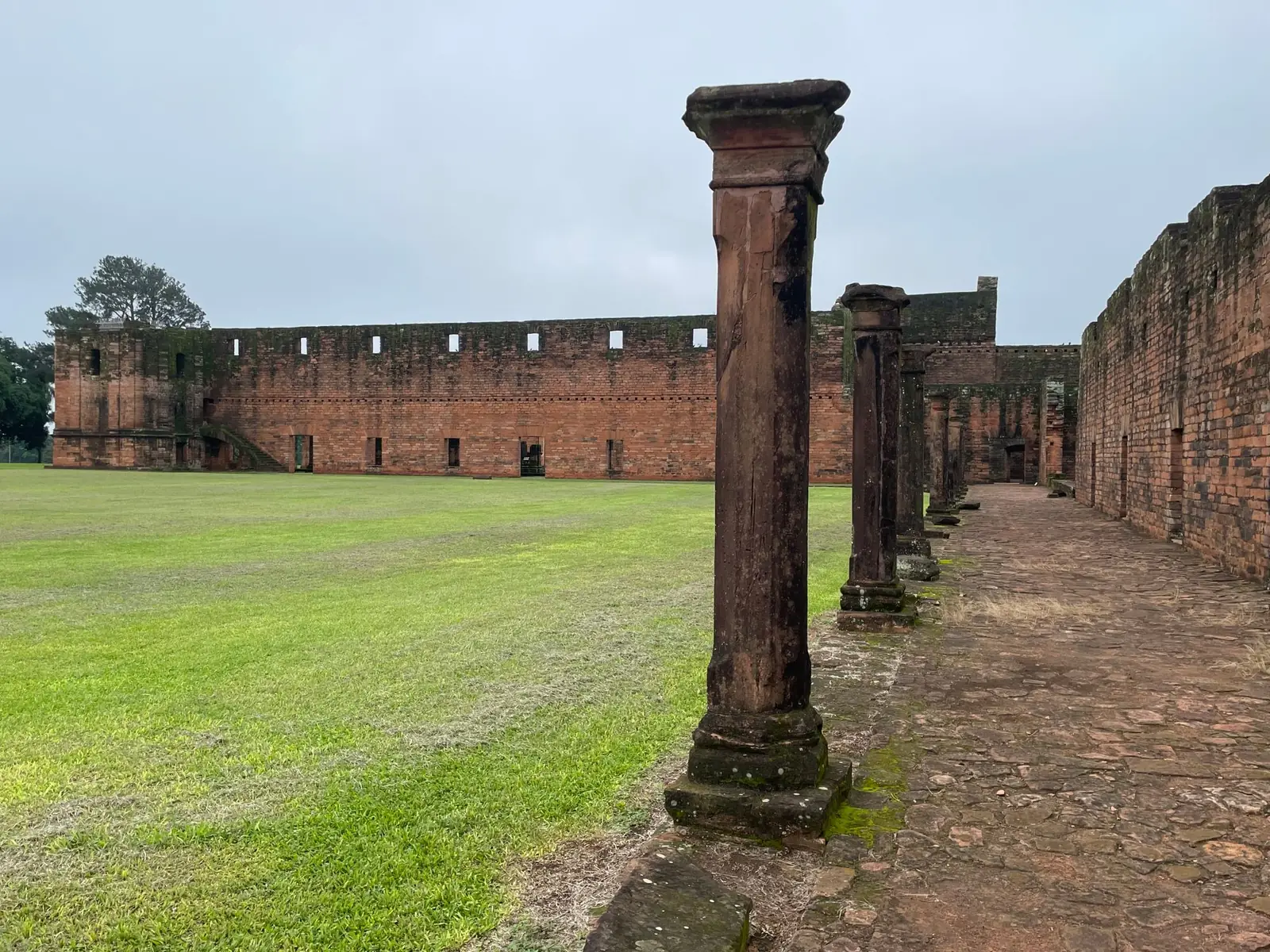 Ruínas jesuíticas de pedra vermelha no sul do Paraguai
