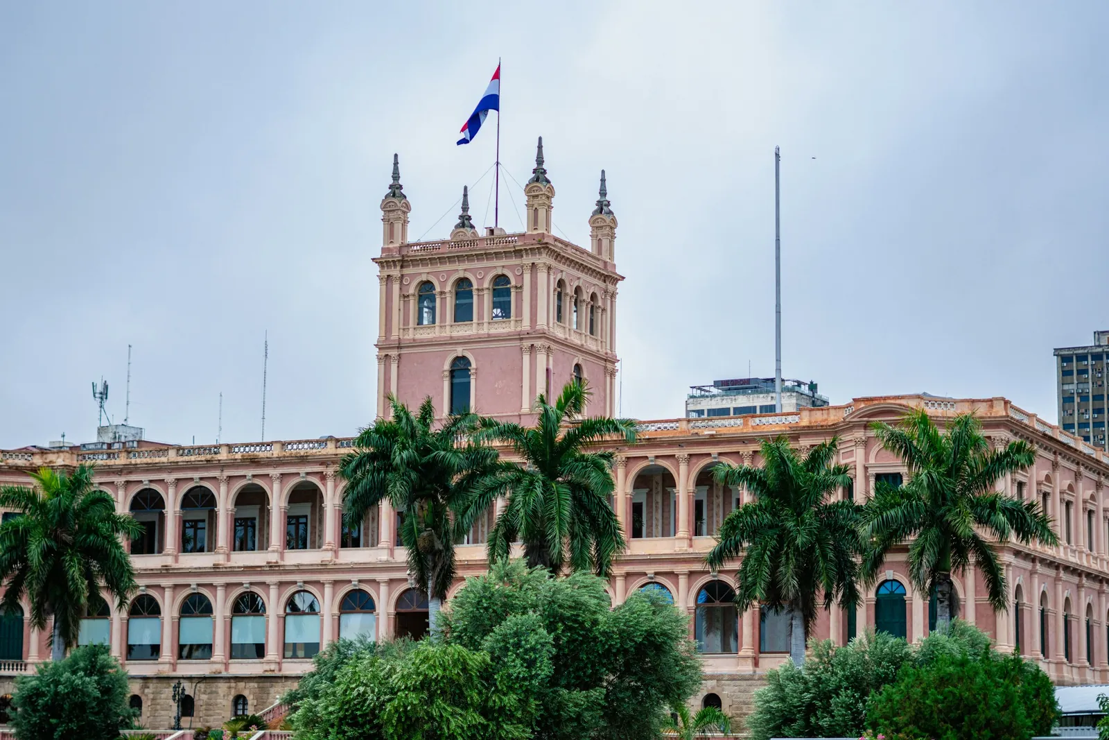 Palácio dos López em Assunção com a bandeira do Paraguai